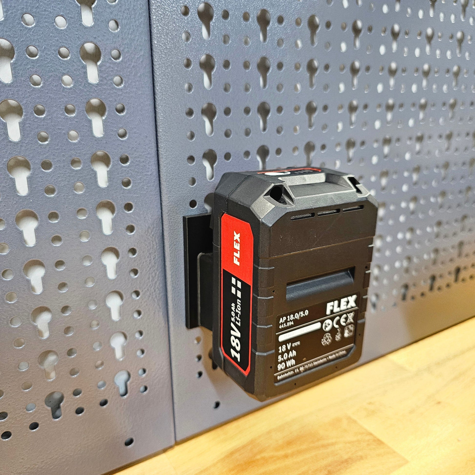 Akkuhalterung Flex 18V für Werkstattrückwand von Küpper oder Parkside schwarz mt Akku als Beispiel an passender Rückwand